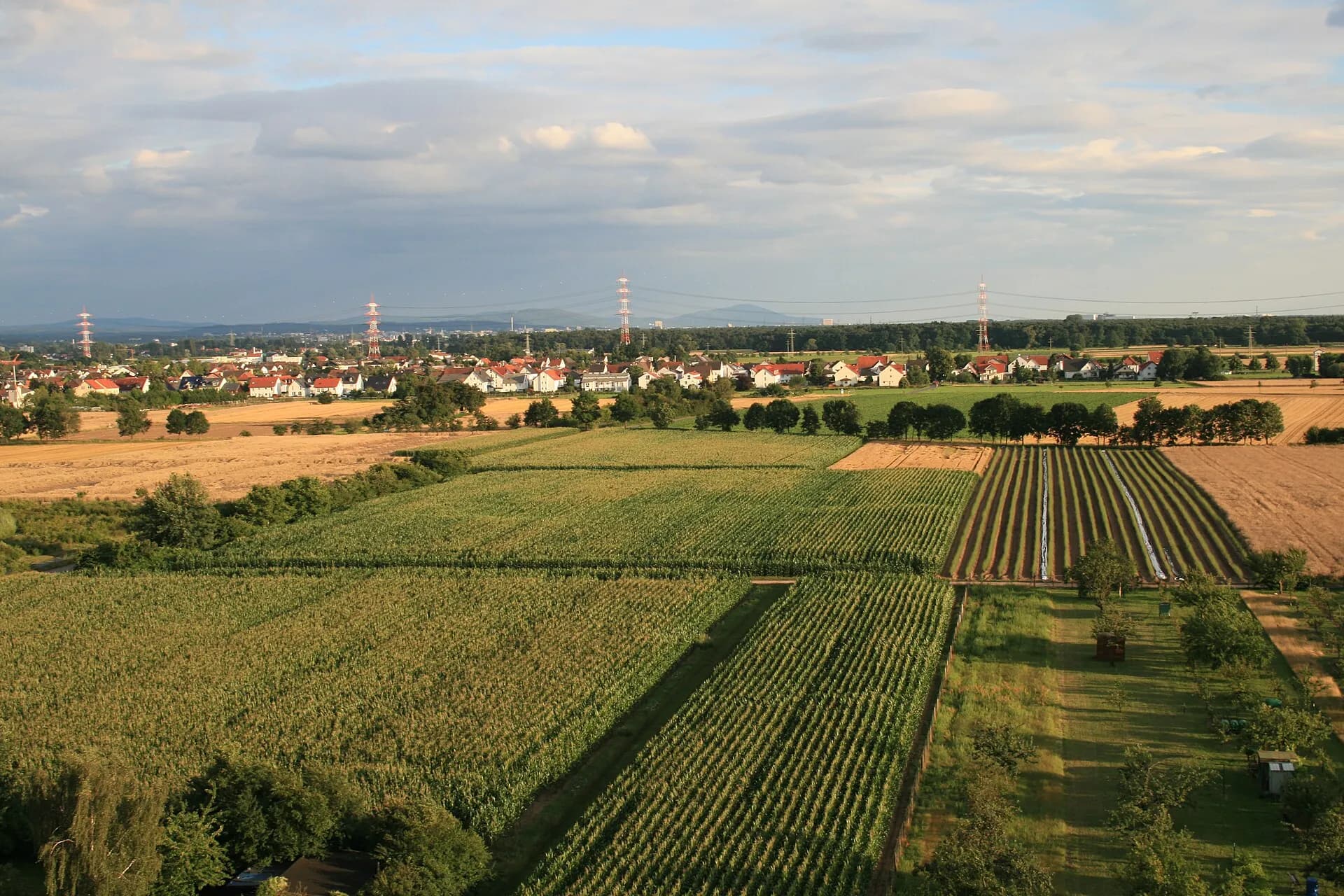 Ortsansicht von Erzhausen über den Feldern