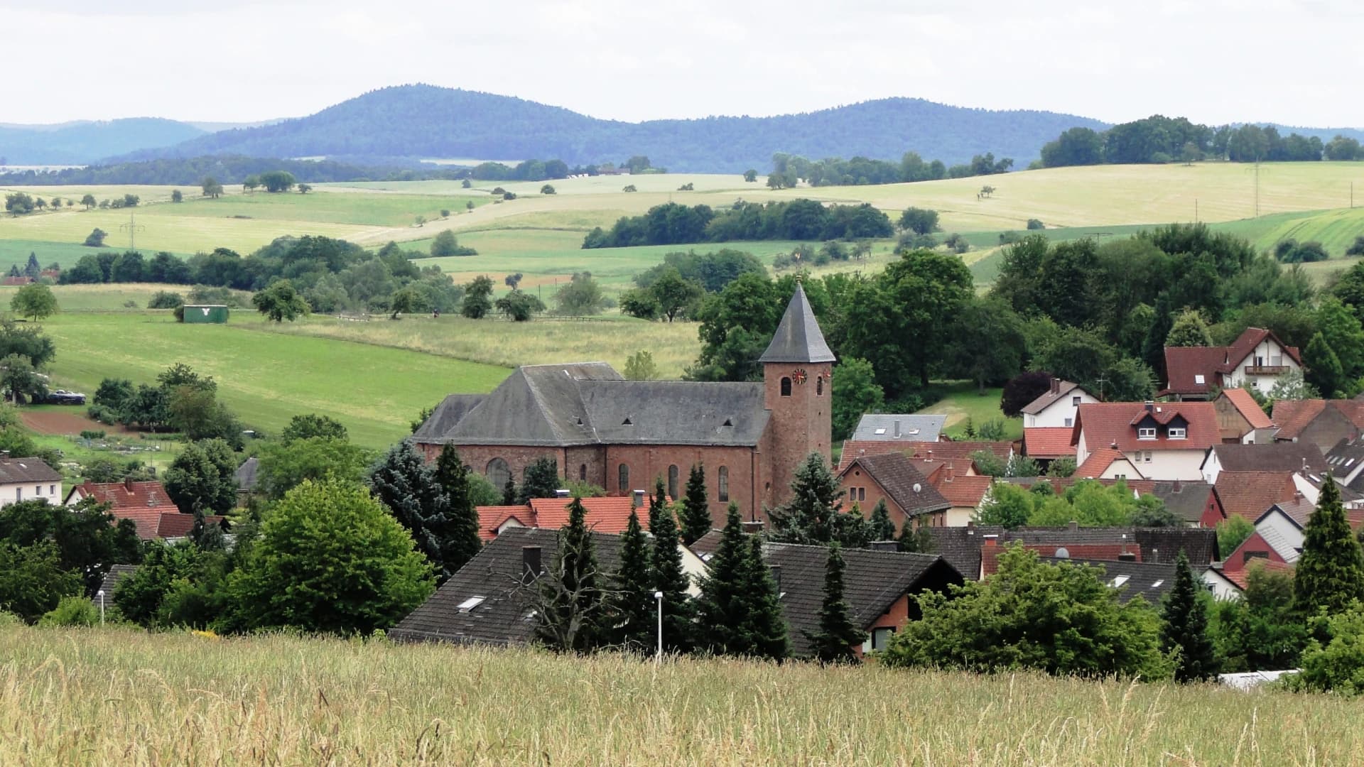 Ortsansicht von Geiselbach mit der Kirche St. Maria Magdalena