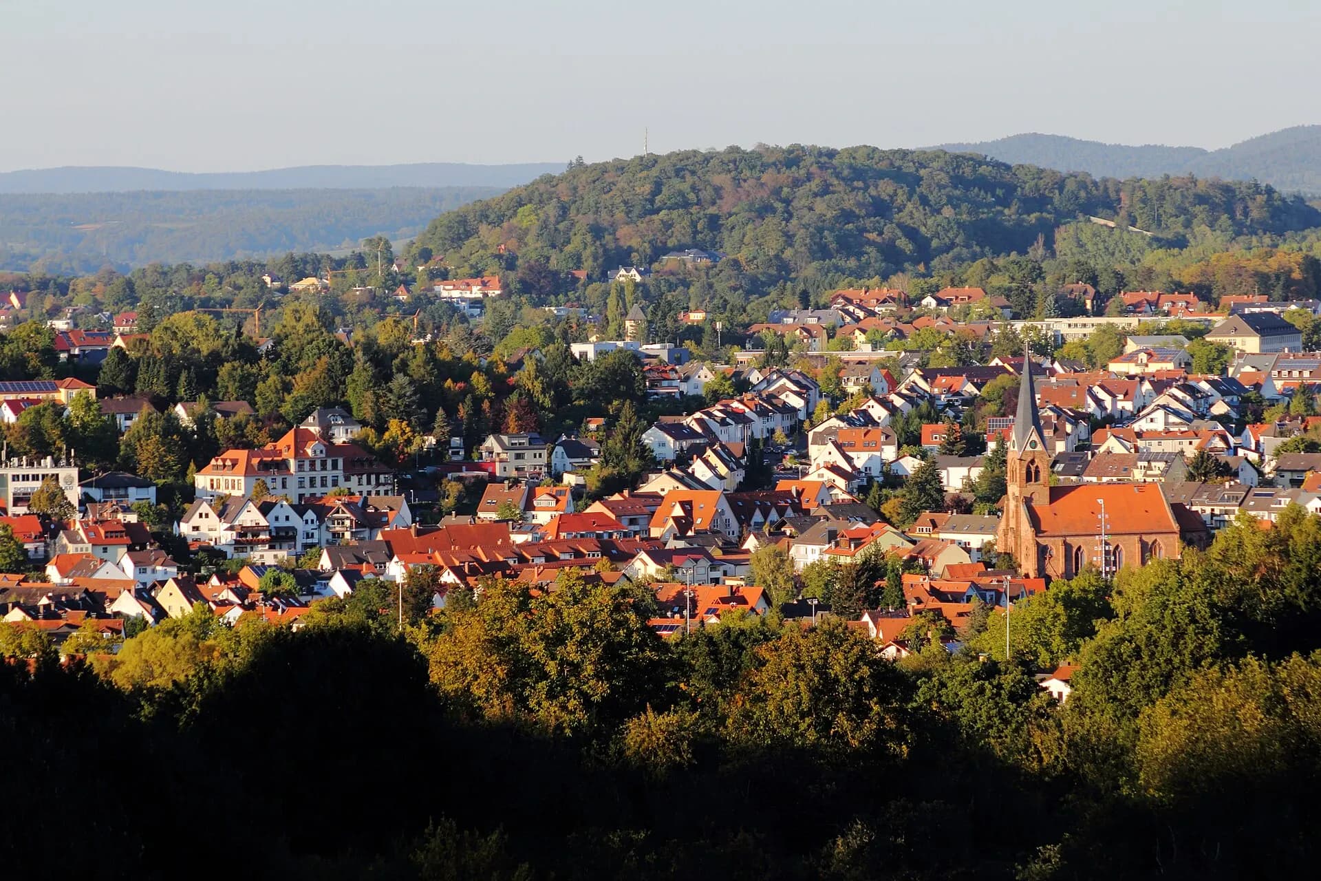Aschaffenburg-Schweinheim mit der Pfarrkirche Maria Geburt von oben