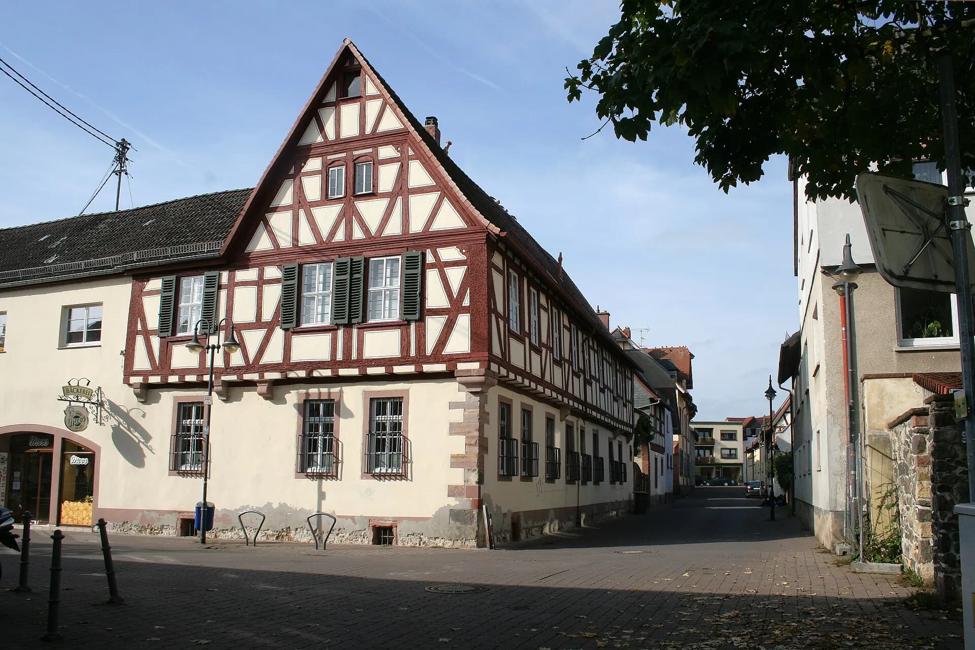 Fachwerkhaus im Ortskern von Frankfurt Nieder-Erlenbach