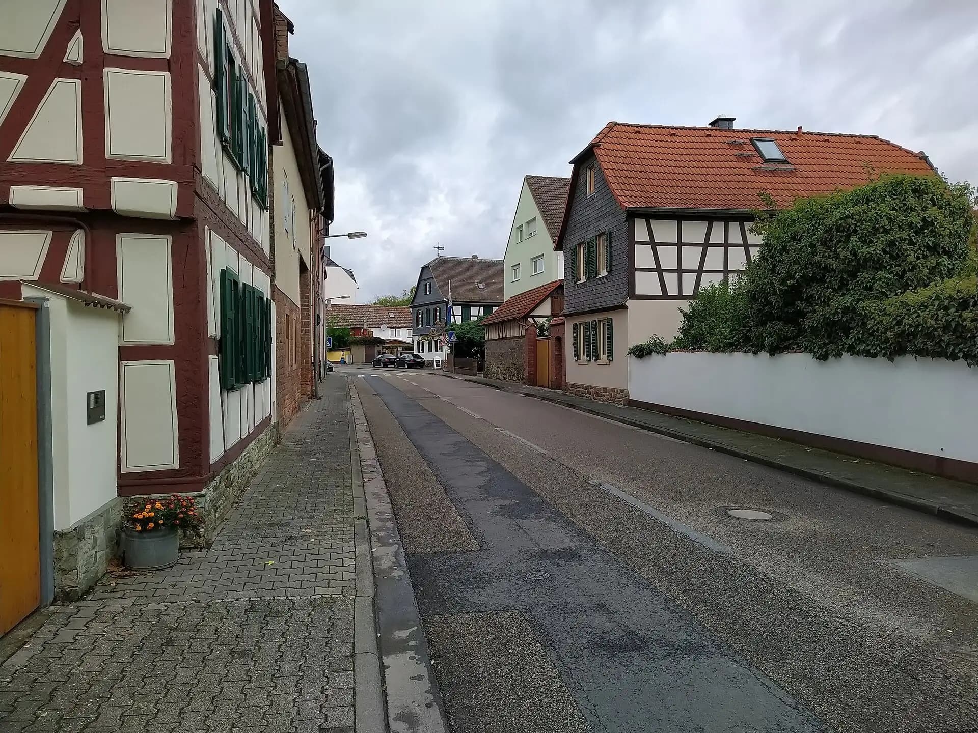 Gasse im alten Ortskern von Frankfurt-Unterliederbach