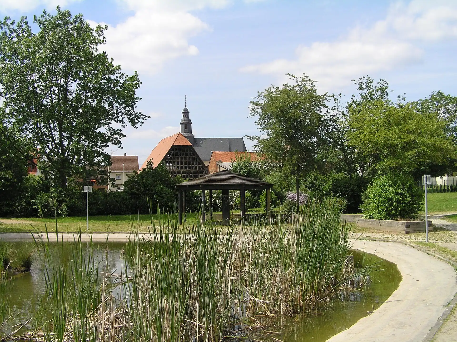 Park mit Teich und Pavillon in Frankfurt Kalbach-Riedberg