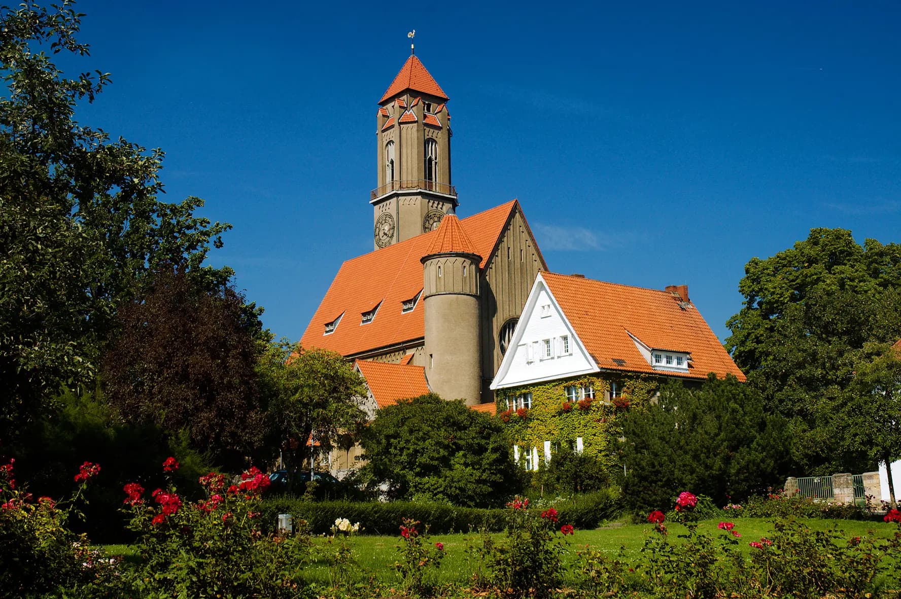 Pauluskirche in Darmstadt-Bessungen von den Gartenanlagen aus