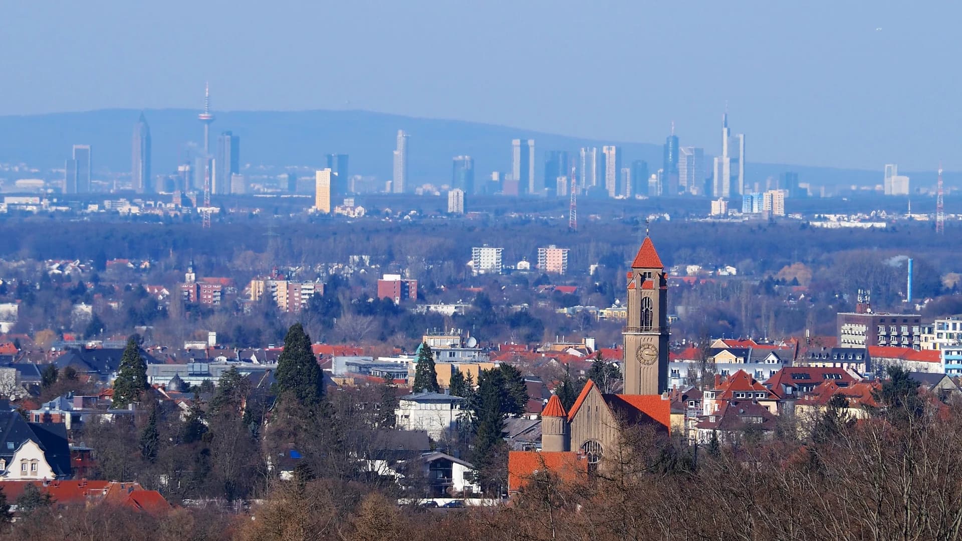 Pauluskirche in Darmstadt mit Skyline von Frankfurt