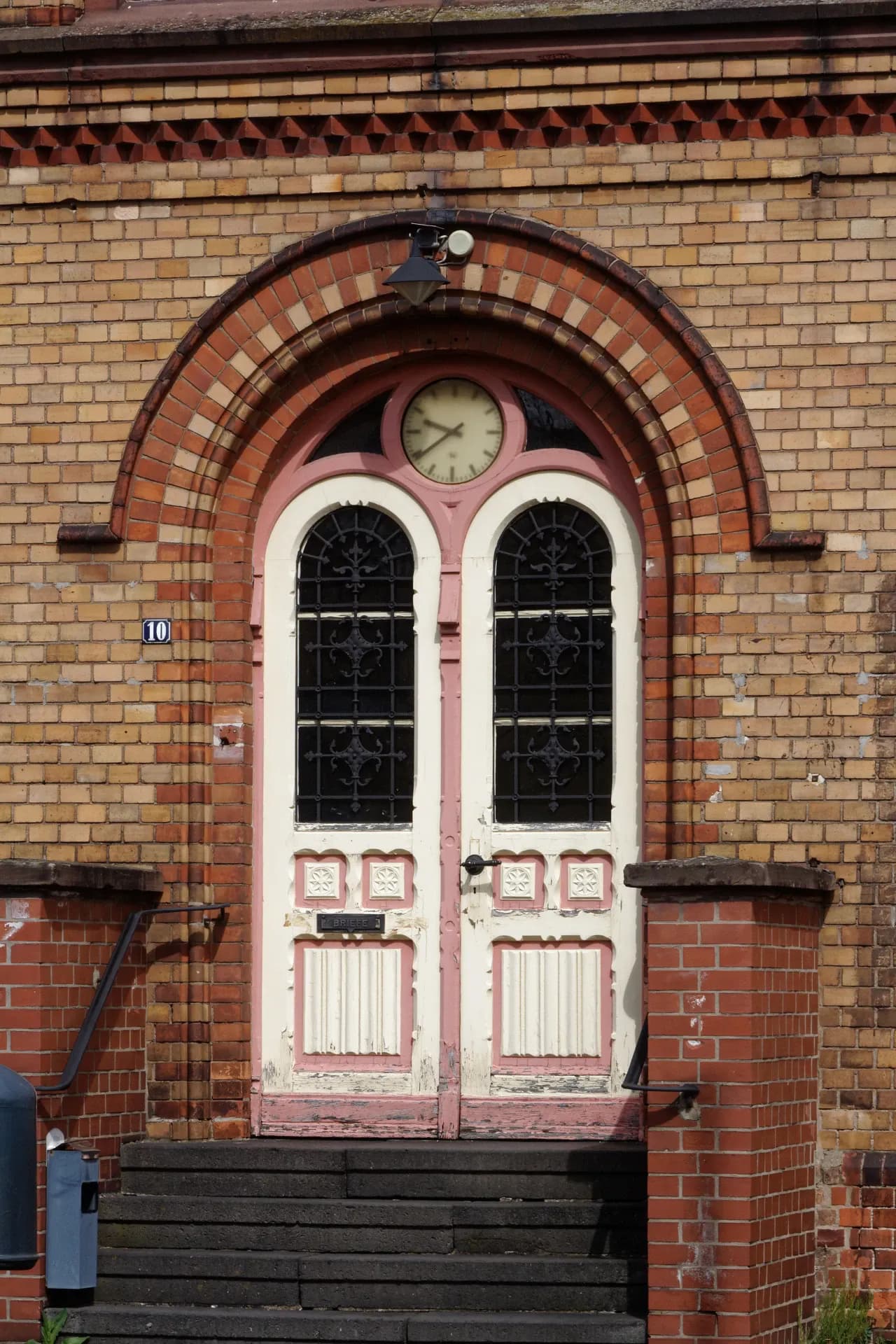 Portal des ehemaligen Direktorenhauses der Pulverfabrik in Hanau-Wolfgang