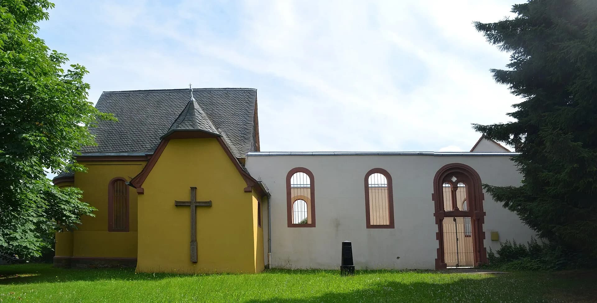 Ruine der Sankt-Johannes-Baptista-Kirche in Oberursel-Weißkirchen