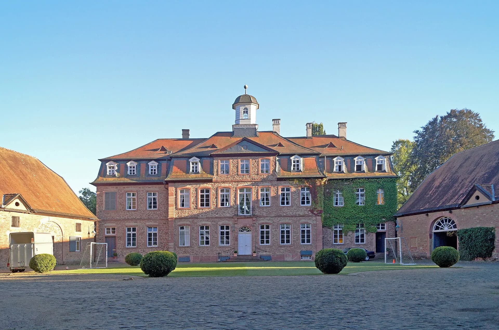 Schloss Emmerichshofen im Sommer in Kahl am Main