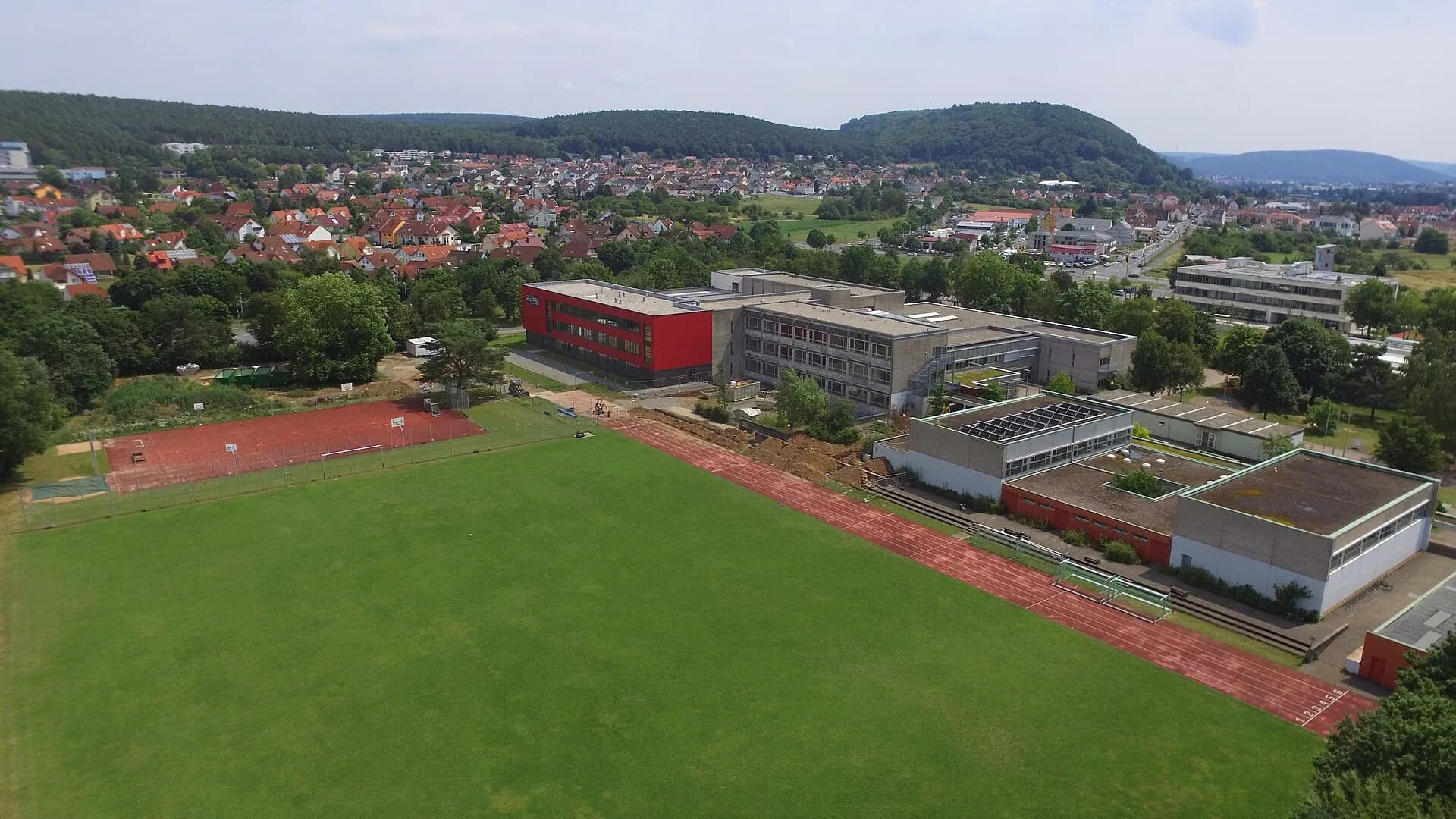 Schulzentrum mit Sportplatz in Erlenbach am Main