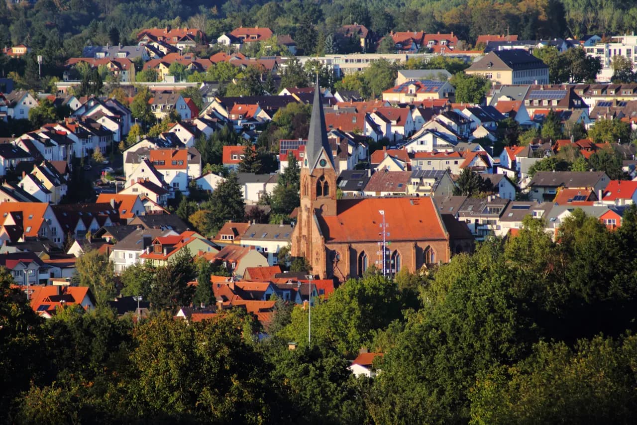 Blick über ein Wohnquartier mit neugotischer Pfarrkirche in Aschaffenburg