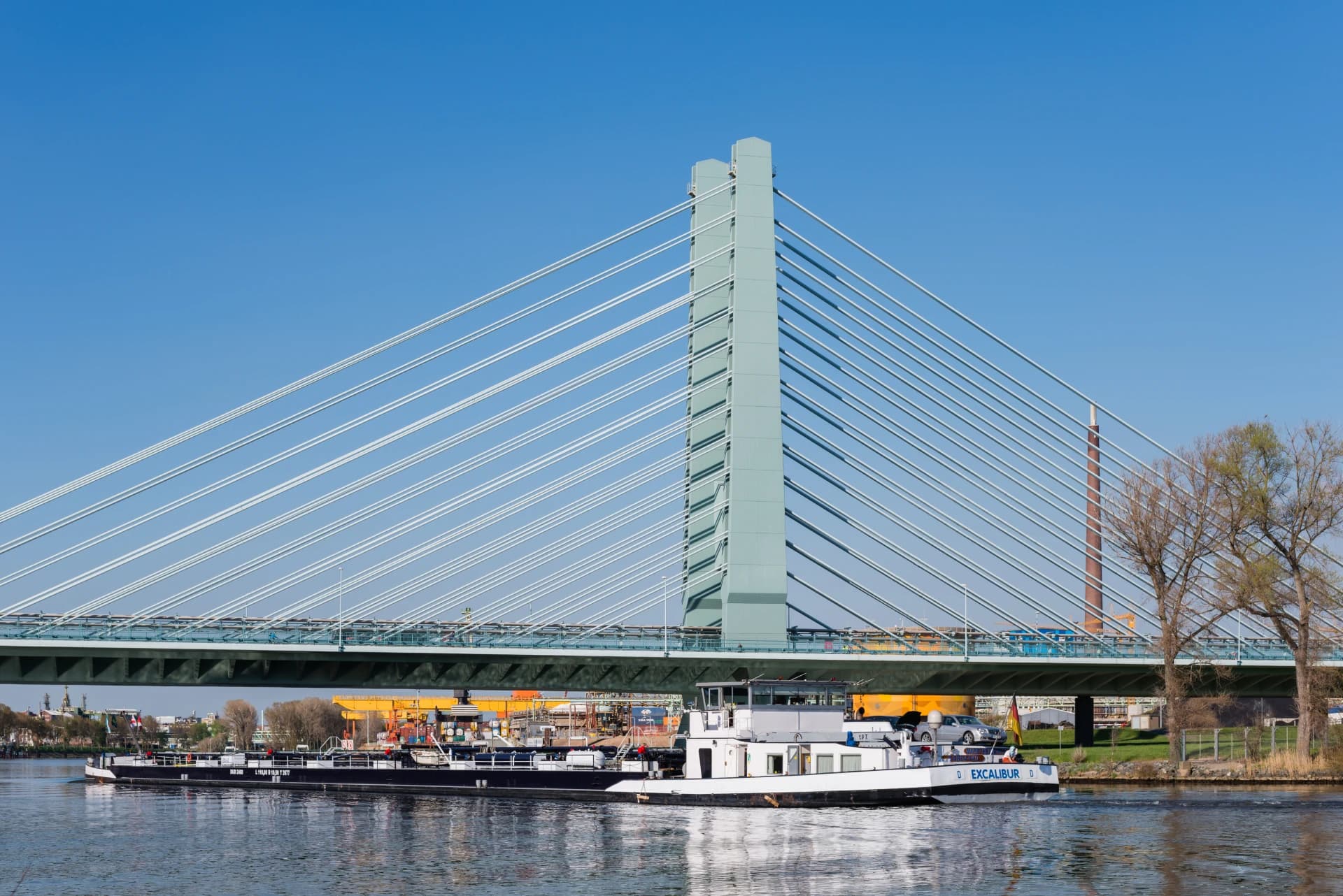 Binnenschiff auf dem Main in Frankfurt Sindlingen