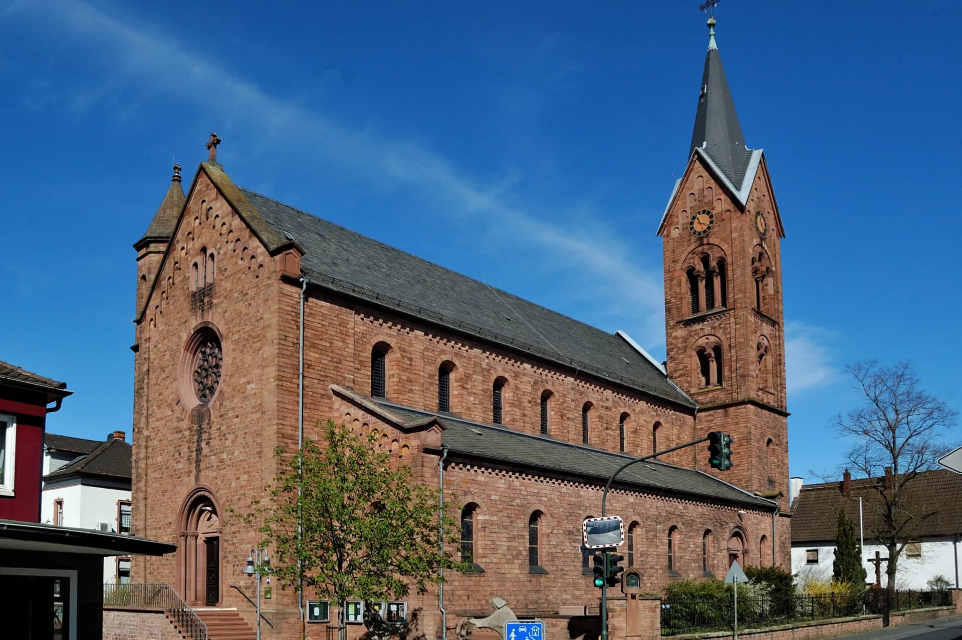 Katholische Pfarrkirche St. Peter und Paul in Hanau-Klein-Auheim