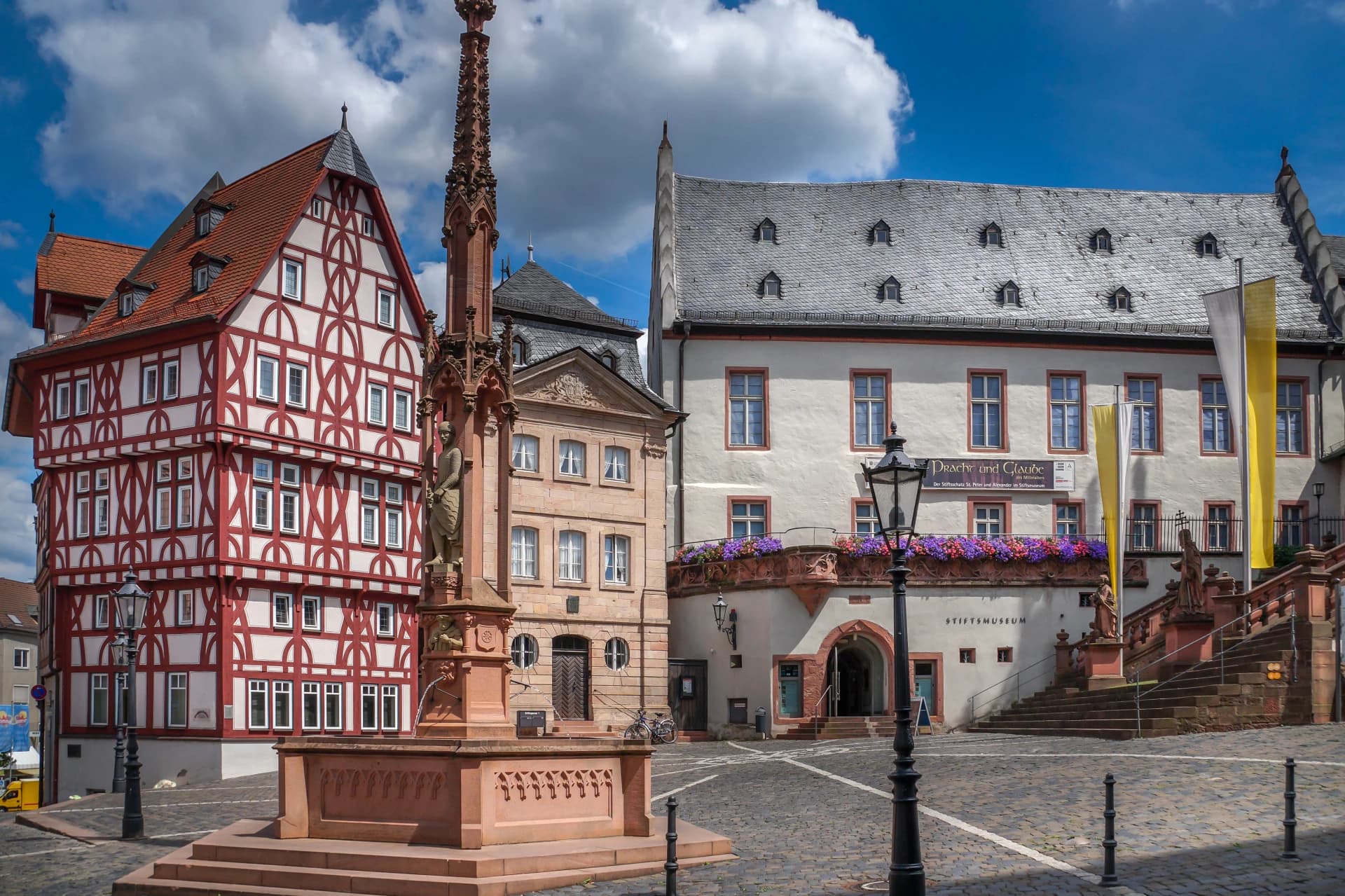 Stiftsplatz mit Stiftsmuseum und Fachwerkhaus in der Innenstadt von Aschaffenburg