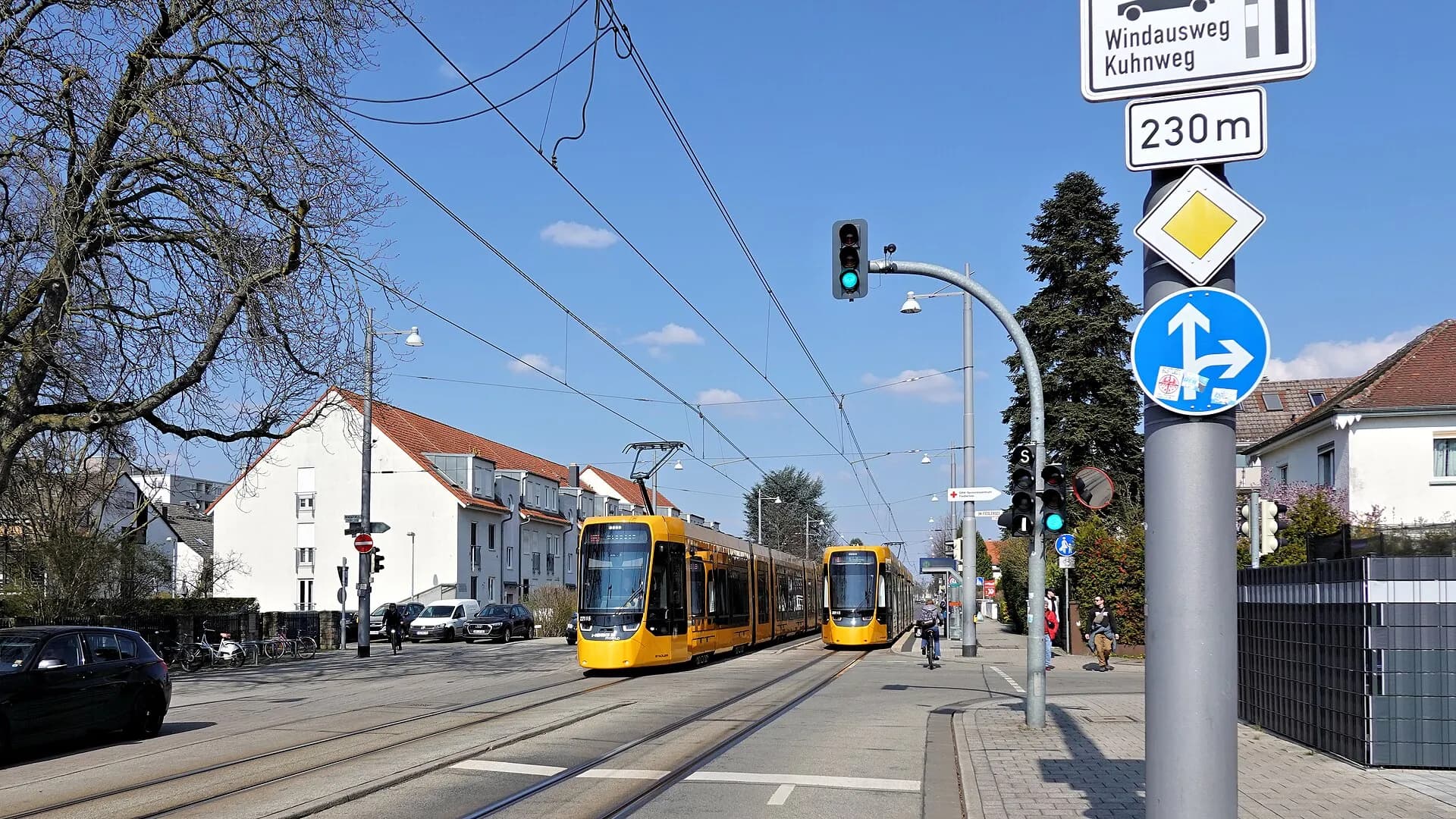 Straßenbahn auf der Frankfurter Landstraße in Darmstadt-Arheilgen
