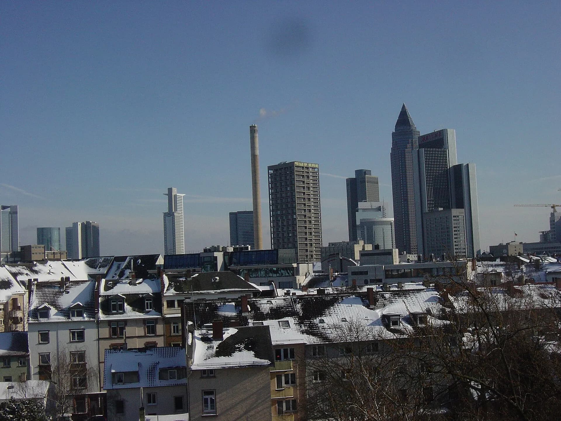 Blick über die Dächer von Frankfurt Bockenheim zur Skyline