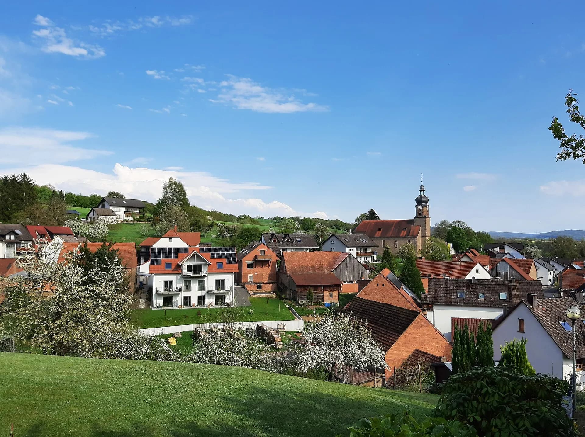 Ortsansicht von Wenighösbach in Hösbach mit Kirchturm